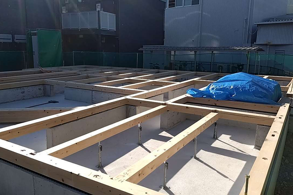 神崎郡の木の家　土台敷き