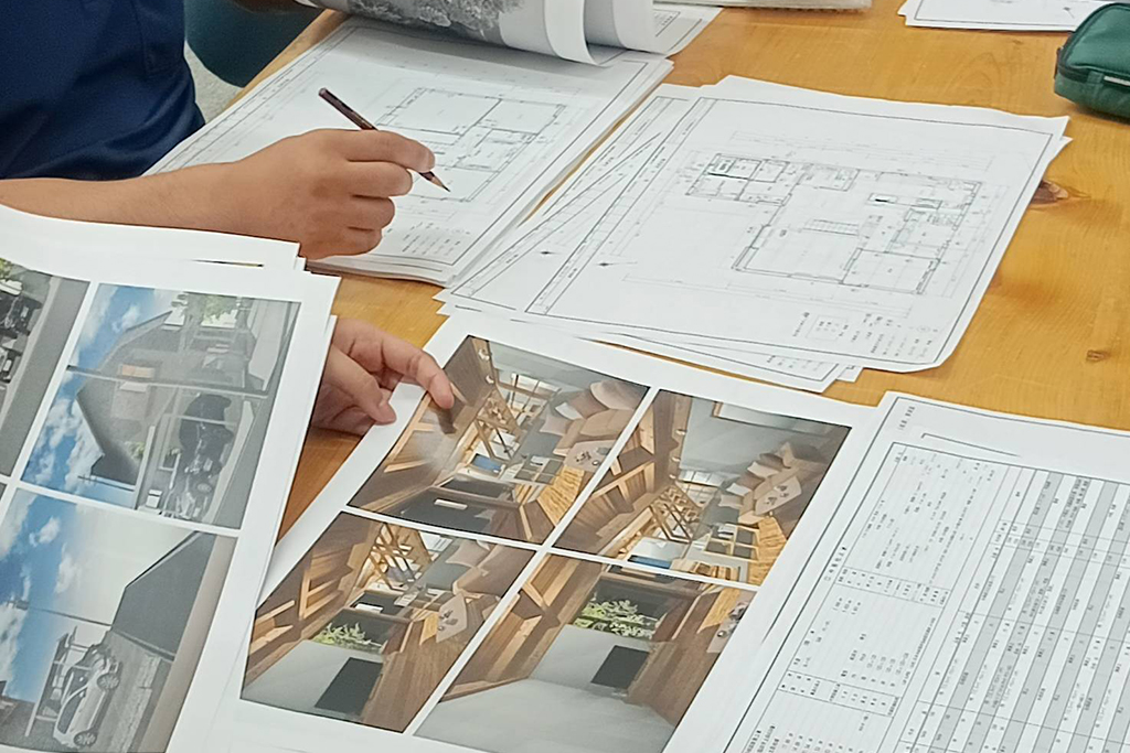 神崎郡の木の家　社内図面打ち合わせ
