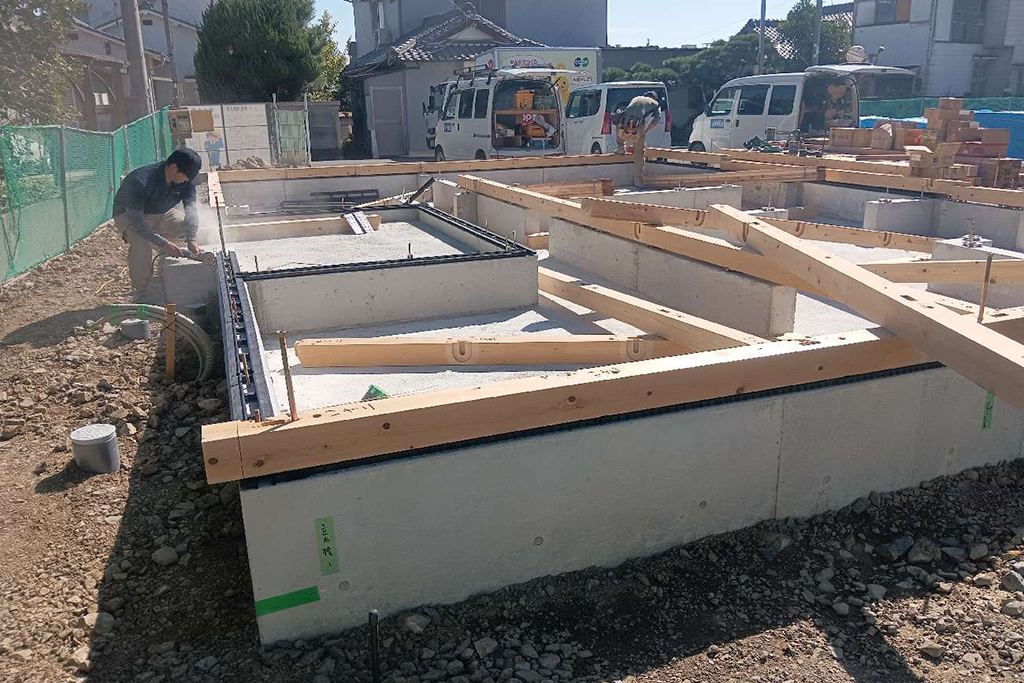 神崎郡の木の家　土台敷き